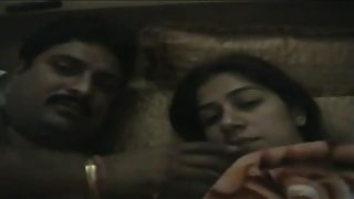 女同性戀哄她的朋友，並用一個strapon色情操她