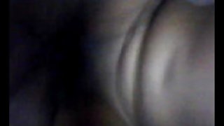 粗暴地操了一個美麗的處女婊子色情的陰戶