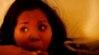 黑色絲襪的金發女郎用黃瓜扯下她毛茸茸的陰戶，吮吸男人的雞巴色情片